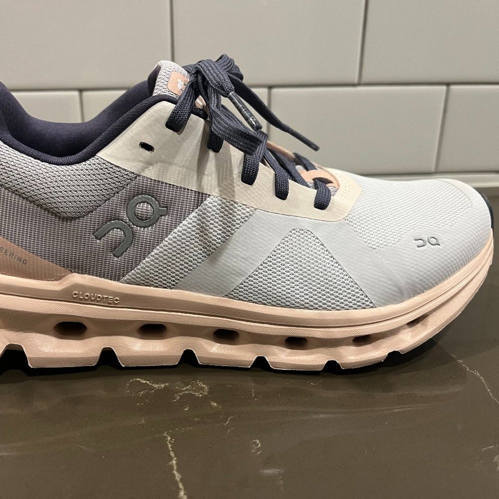 ON Running Women's Cloudrunner Size: 6.5 Frost | Fade